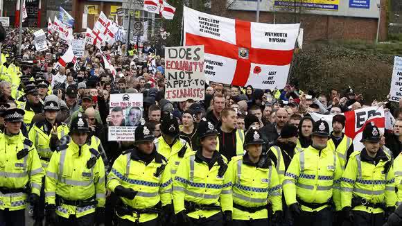 Who's enjoying the Manchester EDL March more?
